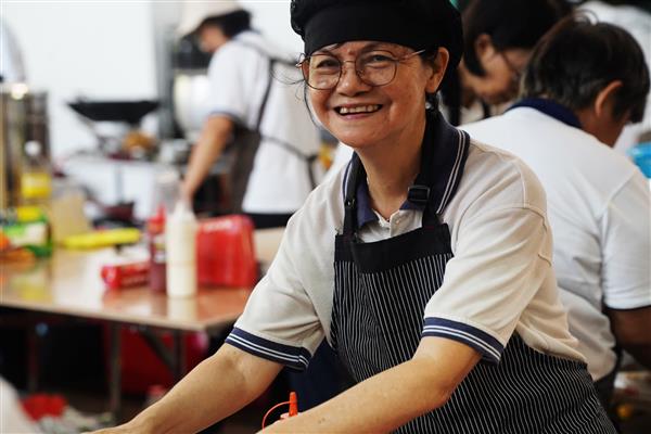 同修們忙得不亦樂乎