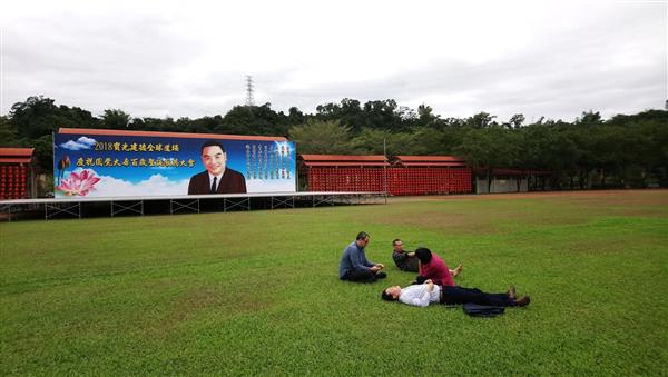 2018年冬天，芝加哥大學神學教授及莊子學者們在神威一隅或坐或臥。