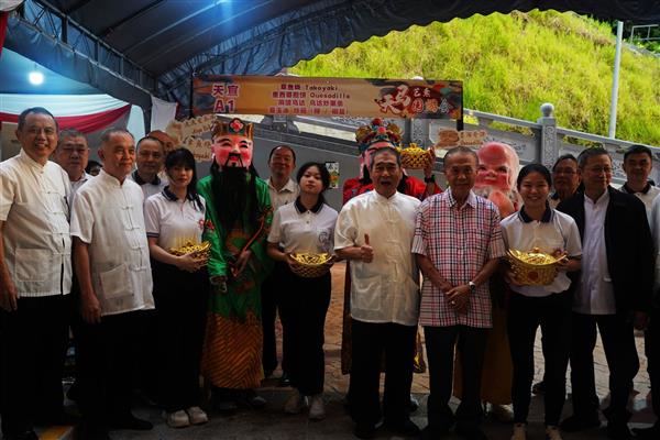 兩天的天馬藝素園游會順利舉行（負責陳其彪點傳師與貴賓前州儀員拿督高志財及各位點傳師一同巡視園遊會並給與攤位的壇主道親加油鼓勵）
